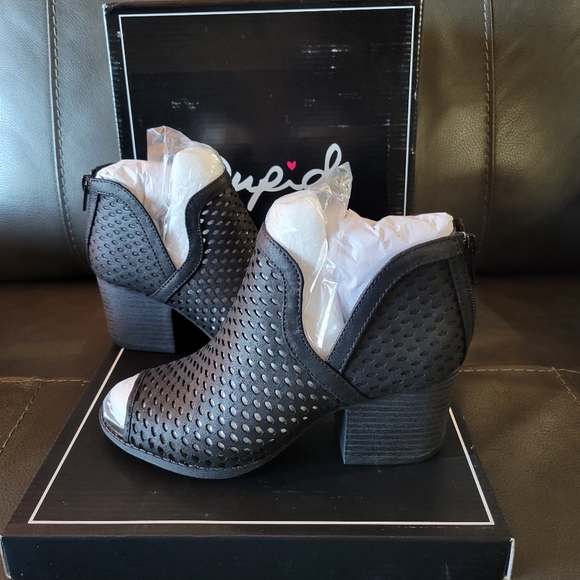 QUPID LASER CUT OUT PEEP TOE BOOTIES - Picture 4 of 5